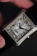 伯爵 Black-tie G0A32059 自动机械 32 x 41mm 女士腕表  表壳材质18k白金原镶钻，镶衬60颗圆形美钻（约1.2克拉）表盘结合k金雕花与白色珍珠贝母，国内售价328000，现货好价