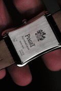 伯爵 Black-tie G0A32059 自动机械 32 x 41mm 女士腕表  表壳材质18k白金原镶钻，镶衬60颗圆形美钻（约1.2克拉）表盘结合k金雕花与白色珍珠贝母，国内售价328000，现货好价