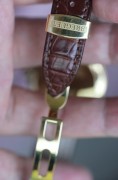 宝玑航海系列3400J型号，2000年前后作品。自动机械机芯，18K黄金材质，表径35.5毫米。集合了宝玑几大经典元素，宝玑针，玑镂纹雕花表盘，规范圈罗马刻度，表壳侧面钱币纹，区别于现代款的子弹型表冠。瞬跳日历，折叠扣款。整表85克左右，品相完美，单表好价出