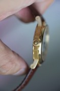宝玑航海系列3400J型号，2000年前后作品。自动机械机芯，18K黄金材质，表径35.5毫米。集合了宝玑几大经典元素，宝玑针，玑镂纹雕花表盘，规范圈罗马刻度，表壳侧面钱币纹，区别于现代款的子弹型表冠。瞬跳日历，折叠扣款。整表85克左右，品相完美，单表好价出