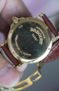 宝玑航海系列3400J型号，2000年前后作品。自动机械机芯，18K黄金材质，表径35.5毫米。集合了宝玑几大经典元素，宝玑针，玑镂纹雕花表盘，规范圈罗马刻度，表壳侧面钱币纹，区别于现代款的子弹型表冠。瞬跳日历，折叠扣款。整表85克左右，品相完美，单表好价出