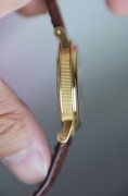 宝玑航海系列3400J型号，2000年前后作品。自动机械机芯，18K黄金材质，表径35.5毫米。集合了宝玑几大经典元素，宝玑针，玑镂纹雕花表盘，规范圈罗马刻度，表壳侧面钱币纹，区别于现代款的子弹型表冠。瞬跳日历，折叠扣款。整表85克左右，品相完美，单表好价出