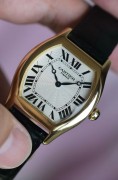 卡地亚Tortue CPCP W1531851 巴黎工作室系列 私人珍藏系列 CARTIER CPCP 18K黄金 折叠扣 表径34X43mm 相当圆形38mm左右表径  系列特征: 18K金手工篆刻表盘 表盘中心篆刻一枚蔷薇花 Cartier Logo下印有PARIS  价值在上升通道 国内唯一流通现货