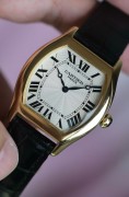卡地亚Tortue CPCP W1531851 巴黎工作室系列 私人珍藏系列 CARTIER CPCP 18K黄金 折叠扣 表径34X43mm 相当圆形38mm左右表径  系列特征: 18K金手工篆刻表盘 表盘中心篆刻一枚蔷薇花 Cartier Logo下印有PARIS  价值在上升通道 国内唯一流通现货