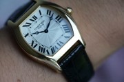 卡地亚Tortue CPCP W1531851 巴黎工作室系列 私人珍藏系列 CARTIER CPCP 18K黄金 折叠扣 表径34X43mm 相当圆形38mm左右表径  系列特征: 18K金手工篆刻表盘 表盘中心篆刻一枚蔷薇花 Cartier Logo下印有PARIS  价值在上升通道 国内唯一流通现货