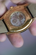 卡地亚Tortue CPCP W1531851 巴黎工作室系列 私人珍藏系列 CARTIER CPCP 18K黄金 折叠扣 表径34X43mm 相当圆形38mm左右表径  系列特征: 18K金手工篆刻表盘 表盘中心篆刻一枚蔷薇花 Cartier Logo下印有PARIS  价值在上升通道 国内唯一流通现货