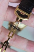 卡地亚Tortue CPCP W1531851 巴黎工作室系列 私人珍藏系列 CARTIER CPCP 18K黄金 折叠扣 表径34X43mm 相当圆形38mm左右表径  系列特征: 18K金手工篆刻表盘 表盘中心篆刻一枚蔷薇花 Cartier Logo下印有PARIS  价值在上升通道 国内唯一流通现货
