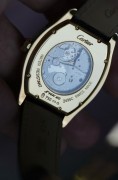 卡地亚Tortue CPCP W1531851 巴黎工作室系列 私人珍藏系列 CARTIER CPCP 18K黄金 折叠扣 表径34X43mm 相当圆形38mm左右表径  系列特征: 18K金手工篆刻表盘 表盘中心篆刻一枚蔷薇花 Cartier Logo下印有PARIS  价值在上升通道 国内唯一流通现货