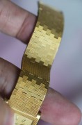 伯爵 18K黄金 整表巴黎钉饰 手动机械 整表175mm长 扣起来170mm腕周 表径23X29mm 整表80.8克 壳型类似于卡地亚Normale 后盖捶击纹 制作非常耗时 款式罕见 喜欢的把握好机会