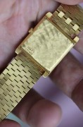 伯爵 18K黄金 整表巴黎钉饰 手动机械 整表175mm长 扣起来170mm腕周 表径23X29mm 整表80.8克 壳型类似于卡地亚Normale 后盖捶击纹 制作非常耗时 款式罕见 喜欢的把握好机会