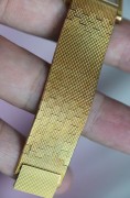 伯爵 18K黄金 整表巴黎钉饰 手动机械 整表175mm长 扣起来170mm腕周 表径23X29mm 整表80.8克 壳型类似于卡地亚Normale 后盖捶击纹 制作非常耗时 款式罕见 喜欢的把握好机会