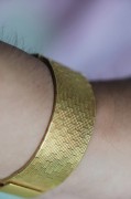 伯爵 18K黄金 整表巴黎钉饰 手动机械 整表175mm长 扣起来170mm腕周 表径23X29mm 整表80.8克 壳型类似于卡地亚Normale 后盖捶击纹 制作非常耗时 款式罕见 喜欢的把握好机会