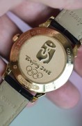 欧米茄北京奥运会限量88支第80枚，大全套附件齐全！限量特殊含义。保卡、表盒 同轴擒纵机芯，大明火珐琅表盘，二手单表，表径37，动储44小时，防水100米，18k金表壳、表扣，收藏佳品，古董表的元素都有，曲耳，奶油面，苍蝇字。原始品95新。