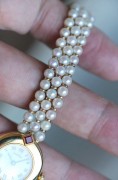 全球唯一在售 卡地亚 Cartier 珍珠链  女士腕表 石英机芯  6-12点方型鸽血红红宝石  母贝面  钻石把头 整表成色很好 珍珠品质很高  腕周180mm  属于卡地亚VIP定制的 可遇不可求