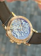 朗格1815系列414.032，24年全套附件，39.5mm表径，银白色盘面，18k玫瑰金材质，折叠表扣。搭载计时，飞返/逆跳功能，可以反着戴的手表，机芯精美绝伦，公价597000，现货好价！