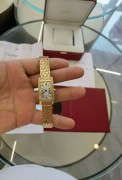 卡地亚W2620031，石英机芯   18K玫瑰金八角形表冠，镶嵌一颗蓝宝石  18k玫瑰金表壳/表带/表扣  全网唯一现货，其表带设计更为独特