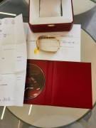卡地亚W2620031，石英机芯   18K玫瑰金八角形表冠，镶嵌一颗蓝宝石  18k玫瑰金表壳/表带/表扣  全网唯一现货，其表带设计更为独特