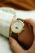 江诗丹顿中古款，47050型号18K黄金全历月相表，自动机芯，月份、星期、日期、月相显示，盘面布局和谐优雅，上手尽显高贵儒雅，表径36.5毫米。