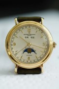 江诗丹顿中古款，47050型号18K黄金全历月相表，自动机芯，月份、星期、日期、月相显示，盘面布局和谐优雅，上手尽显高贵儒雅，表径36.5毫米。