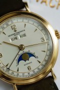 江诗丹顿中古款，47050型号18K黄金全历月相表，自动机芯，月份、星期、日期、月相显示，盘面布局和谐优雅，上手尽显高贵儒雅，表径36.5毫米。