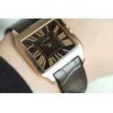 Cartier Santos-Dumont腕表 18K玫瑰金，皮表带 作品型号:W2012851 卡地亚山度士W2012851 桑托斯系列 手动机械 表径35MM，相当圆形40mm左右，纪念版咖啡色盘  折叠扣  专柜126000  现货好价格