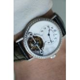 全套附件带发票 Breguet宝玑Classique经典系列Complications Tourbillon陀飞腕表 3358BB/52/986/DD00 35.5mm表径正装首选 奢华18k白金打造 顶级手工机镂guilloche main立体大溪地贝母镂空表盘，6点位手工錾花架桥及飞行陀飞轮装置。原厂镶嵌顶级威塞尔顿钻石表圈，搭载自产CAL.558T机芯 搭载欧洲金雕大师顶级工艺手工錾花的夹板，宛若天成，观赏性极强，并拥有50小时动力储备时长。国内公价1066000元  带95万港币发票。原始品全套附件齐全。