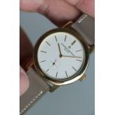 江诗丹顿91020 限量版100周年纪念腕表，18k黄金材质，表径35mm，手动机械机芯，整表60克左右，银白色表盘很有质感极，雕镌细节入微，品相非常好，是难得的限量精品，表盘刻度指针尺寸比例很好，整个表很和谐，适合钟表收藏者或爱好者。