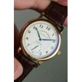 全套99新原始品 朗格303.032 18K玫瑰金 1815小三针  直径37mm 厚度8.5mm 自动陀归零机芯全网难觅产量极稀有，这款 1815 Automatik 于2004年推出，拥有非同寻常的组合一1815系列的设计美学与珍珠舵自动机芯。（该机芯如今只为品牌的万年历和年历型号服务）。这一特殊配置于2006年停产，使其成为现代 A. Lange & Sohne 时期最神秘的型号之一，许多品牌爱好者可能甚至没有听说过。