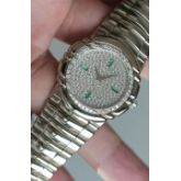 全套附件 PIAGET 伯爵 GOA22559 表径33.5MM 18K白金原镶钻‎石满天星‌ 表盘3.6.9.12点位置镶祖母绿 超薄手‎动‌机‌械机芯 这种款式属于伯爵VIL高级定制的款式 发行数量非常稀少 整表‌重156.3克 腕周190以上 可拆卸表径调节长度 ‎ 原价80万左右 现在好价出