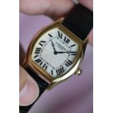 卡地亚Tortue CPCP W1531851 巴黎工作室系列 私人珍藏系列 CARTIER CPCP 18K黄金 折叠扣 表径34X43mm 相当圆形38mm左右表径  系列特征: 18K金手工篆刻表盘 表盘中心篆刻一枚蔷薇花 Cartier Logo下印有PARIS  价值在上升通道 国内唯一流通现货